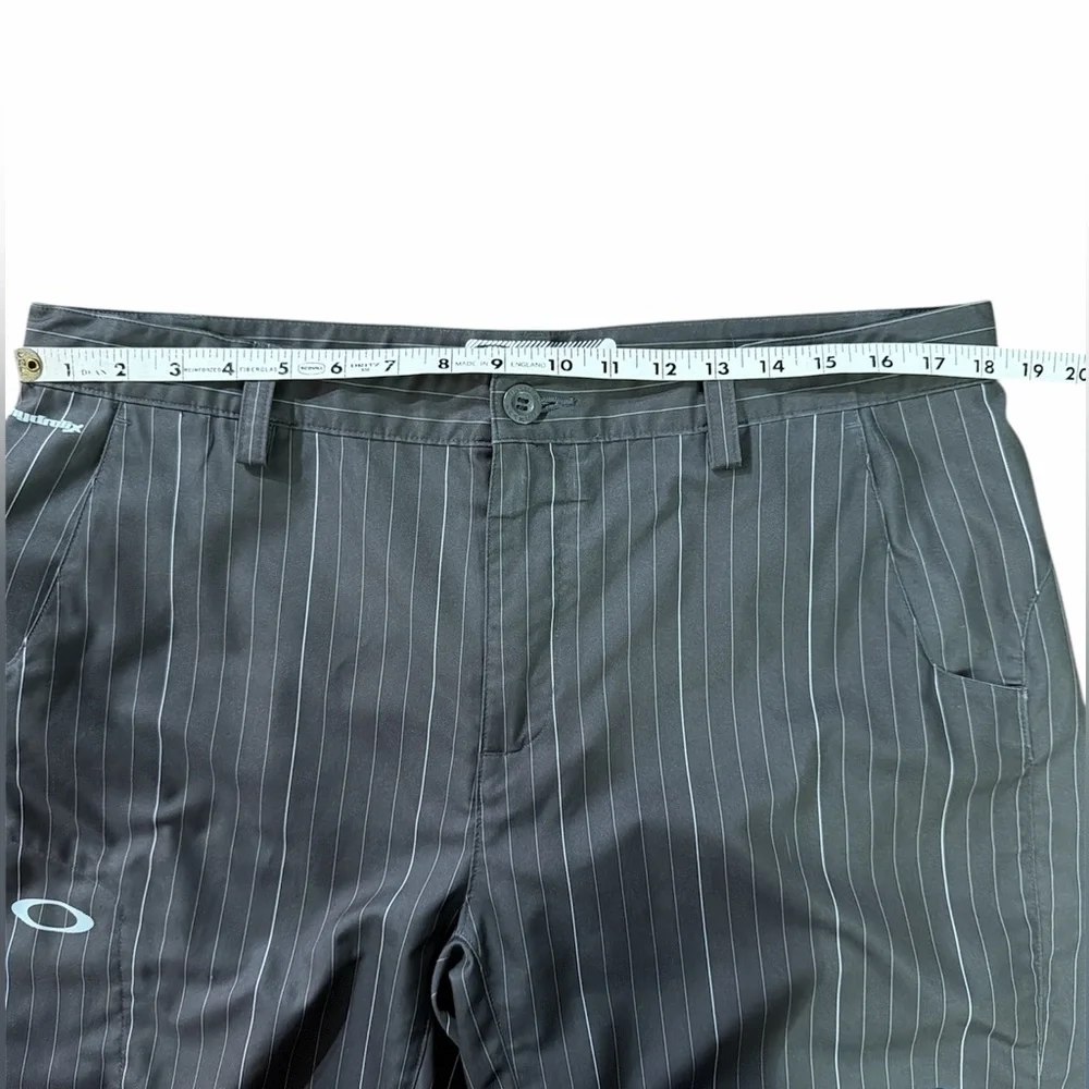 Oakley Hydrolix Men Sz 36 Grey White Stripes Zip Shorts - Picture 3 of 9